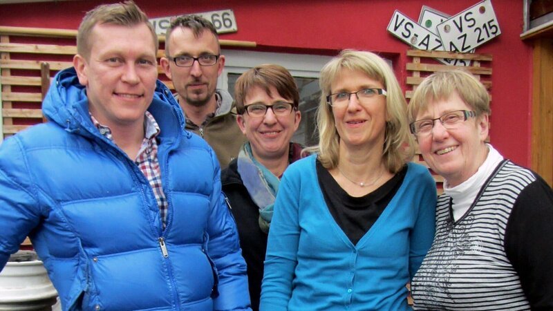 Monika (63, re.) und ihre Kinder Michael (37, 2.v.li.), Bettina (43, 3.v.re.) und Sabine (41, 2.v.re.) sind komplett überfordert. Vor einem Jahr starb Monikas Mann Franz an Krebs und hinterließ seiner Familie mehrere Schuppen, Garagen und Räume – alle randvoll mit Oldtimern und Autoersatzteilen. Um der Familie beim Verkauf der Sachen zu helfen, macht sich Trödelexperte und Autoliebhaber Otto Schulte auf den Weg in den Hochschwarzwald. Trödelprofi Otto Schulte (li.) kommt zur Unterstützung. – Bild: RTL II
