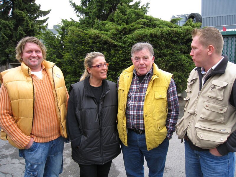 Werner (2.v.re.) besitzt nach eigener Aussage das „Sammler-Gen“, nimmt aber mit den Anschaffungen seinem Sohn Ingo im Geschäft wertvollen Lagerraum weg. – Bild: RTL II