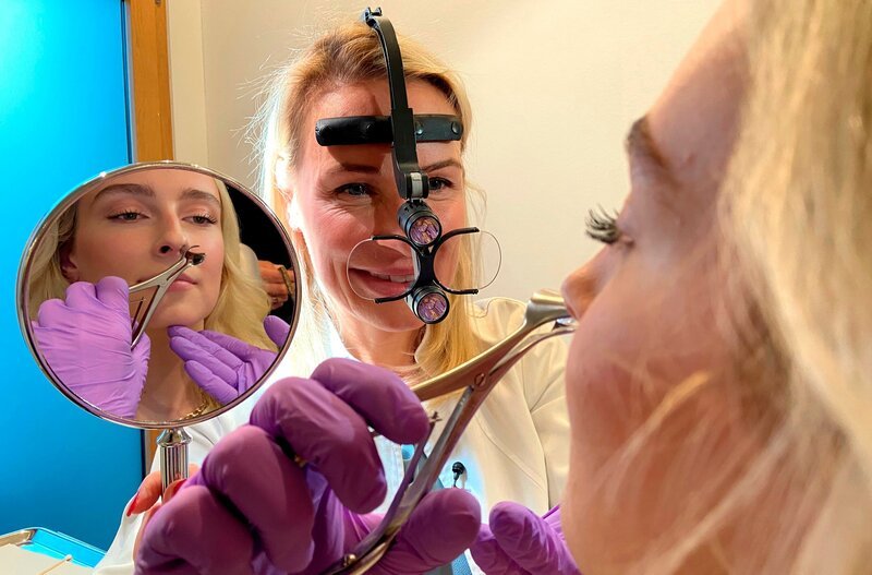 Nasenuntersuchung vor OP bei Dr. Berkei (links). – Bild: BR/​MDR