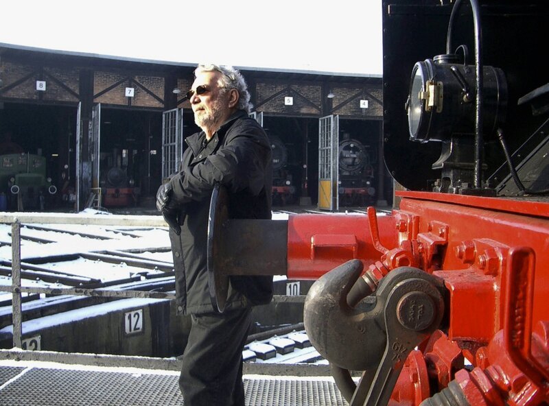 Horst Obermayer auf der Drehscheibe (Bw Heilbronn). – Bild: SWR/​Schweitzer