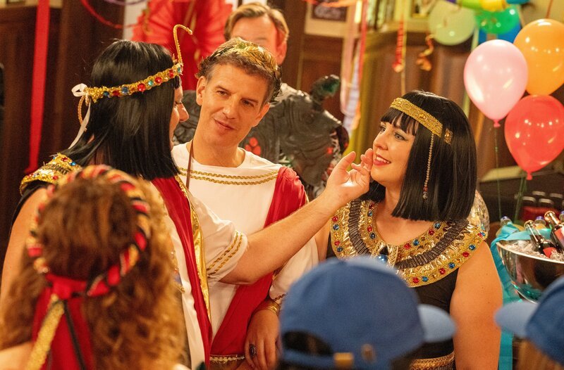 Hubert ist überrascht, dass Sophia und Winkler das selbe Kostüm wie er und Uschi haben. Von links: Hubert (Bernhard Ulrich), Winkler (Florian Stadler) und Sophia (Patricia Freund). – Bild: BR/​Ewa Wiese