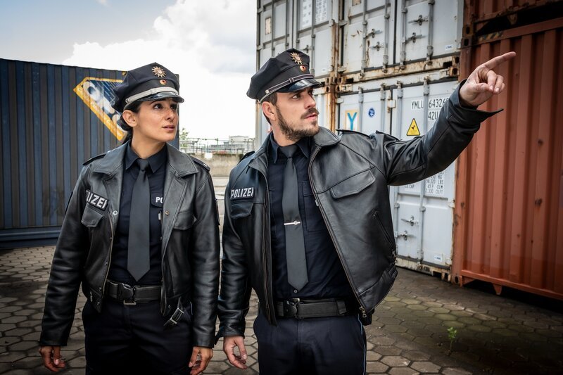 Pinar (Aybi Era) und Kris (Marc Barthel) versuchen herauszufinden, was Lisa Franck im Containerlager zugestoßen ist. – Bild: Boris Lasewen /​ ZDF