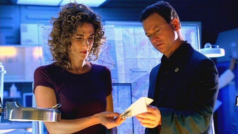 Neben dem Opfer wurde eine handgezeichnete Karte gefunden. Detective Stella Bonasera (Melina Kanakaredes) und Detective Mac Taylor (Gary Sinise) versuchen sie zu entschlüsseln. – Bild: TVNOW /​ CBS