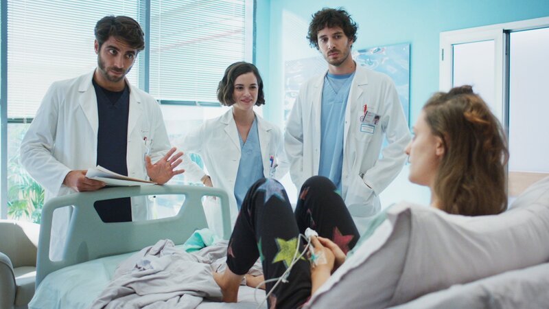 DOC – Es liegt in deinen Händen Staffel 3 Folge 13 Patientenbesuch: Marco Rossetti als Dr. Damiano Cesconi, Laura Cravedi als Dr. Martina Carelli, Pierpaolo Spollon als Dr. Riccardo Bonvegna, Federica Girardello als Elisbetta – Bild: SRF/​SONY Pictures /​ Fabrizio De Blasio