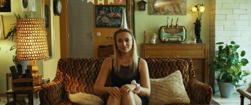 Lola Bouvier (Chloé Jouannet) feiert ihren Geburtstag mit den Mitgliedern der Derby Girl-Mannschaft „Cannibal Licornes“, ihrem Kollegen und ihrem Vater. Es kommt zu einem peinlichen Geschenk. – Bild: Beta /​ ZDF