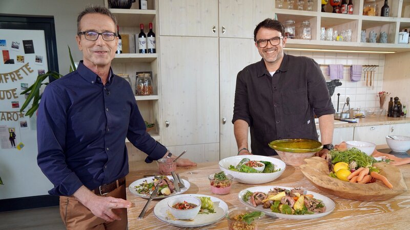 Leckere und gleichzeitig gesunde Ernährung: Dafür schwingen Fernsehkoch Tarik Rose und NDR Ernährungs-Doc Matthias Riedl gemeinsam die Kochlöffel. Diesmal dreht sich alles um gesunde Gewürze und Kräuter. – Bild: NDR/​dmfilm/​Florian Kruck