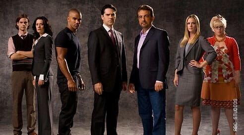 (3. Staffel) – Ein starkes Team, das jeden Serientäter zur Strecke bringt: (v.l.n.r.) Special Agent Dr. Spencer Reid (Matthew Gray Gubler), Emily Prentiss (Paget Brewster), Special Agent Derek Morgan (Shemar Moore), Special Agent Aaron Hotchner (Thomas Gibson), Supervisory Special Agent David Rossi (Joe Mantegna), Jennifer ‚JJ‘ Jareau (AJ Cook) und Penelope Garcia (Kirsten Vangsness) … – Bild: Plurimedia