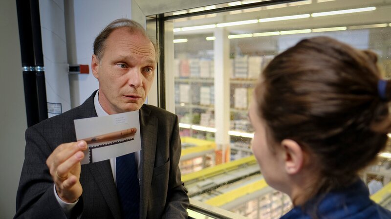 Peter Schnabel (Martin Brambach) befragt Anna Bürger (Katia Fellin) zur Tatwaffe – einem Baseballschläger, auf dem sich Fingerabdrücke ihres Sohns und Mannes befinden. – Bild: MDR/​W&B Television/​Michael Kotschi