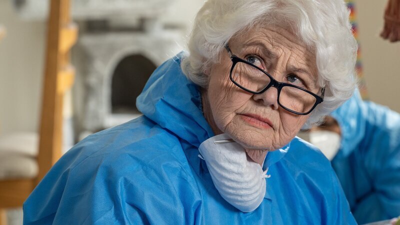 Rechtsmedizinerin Fleur Perkins (Annette Badland) kann – wie so oft – nur noch den Tod des Opfers feststellen. Dieses Mal trifft es einen Haustier-Detektiv. – Bild: ZDF und Mark Bourdillon