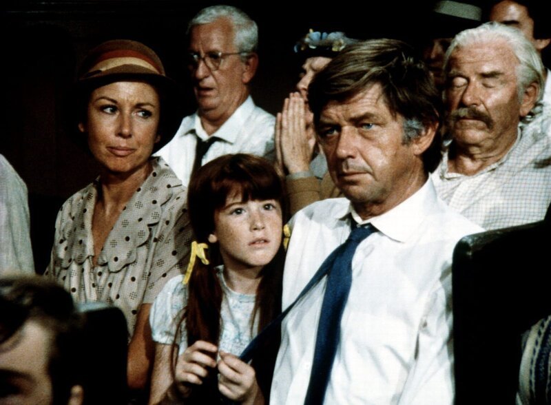 Olivia (Michael Learned, l.) ist überglücklich, dass ihr Mann John (Ralph Waite, r.) wieder zum Glauben zurückgefunden hat und sie in die Kirche begleitet … – Bild: Sat.1 Gold