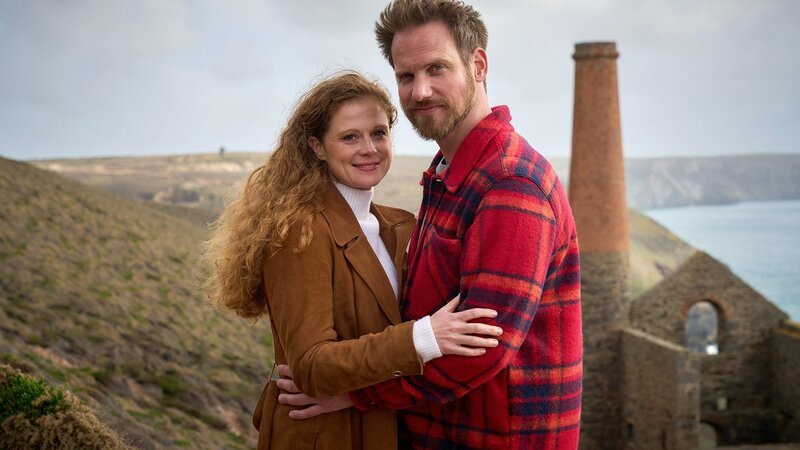 Grace Brennan (Anja Antonowicz) und Dylan Parsons (Christian Feist) wird klar, dass sie mehr füreinander empfinden. Doch sind beide wirklich füreinander frei? – Bild: SRF/​ZDF/​Jon Ailes