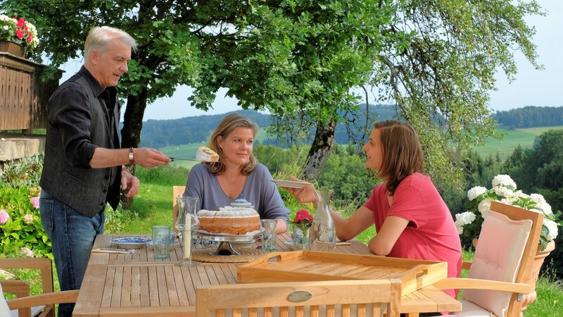Adrian (Kristo Ferkic, r.) lernt endlich Lala (Birge Schade), die Freundin seines Vaters Jan (Christoph M. Ohrt), kennen und bekommt dabei ein Stück Kuchen serviert. – Bild: ZDF und Jacqueline Krause-Burberg