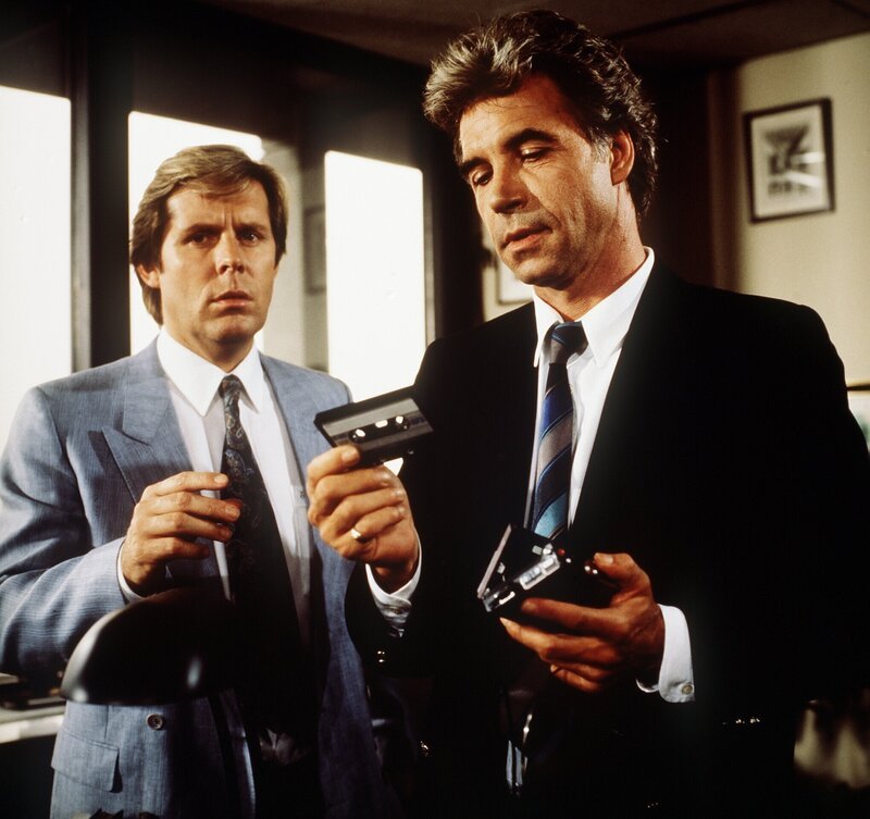 Thomas von Guldenburg (Wolf Roth) ist plötzlich in der Brauerei der Balbecks erschienen und überreicht Jan (Sigmar Solbach, li.) eine Kassette. – Bild: ORF/​ZDF