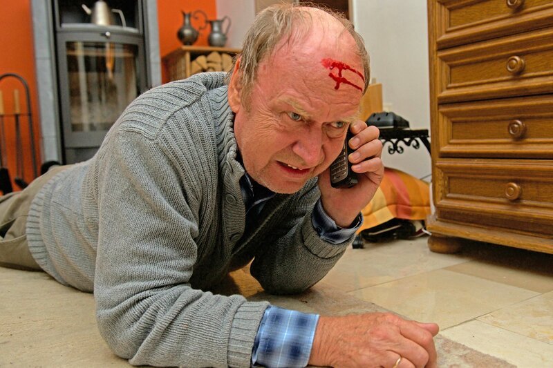 Mit letzter Kraft wählt das Überfall-Opfer den Notruf, er wird überleben. Doch seine Frau findet den Tod. Zwei Jahre später hilft ein Anruf von einem überraschenden Ort der Polizei, den Fall zu lösen. – Bild: ZDF/​SaskiaPavekP