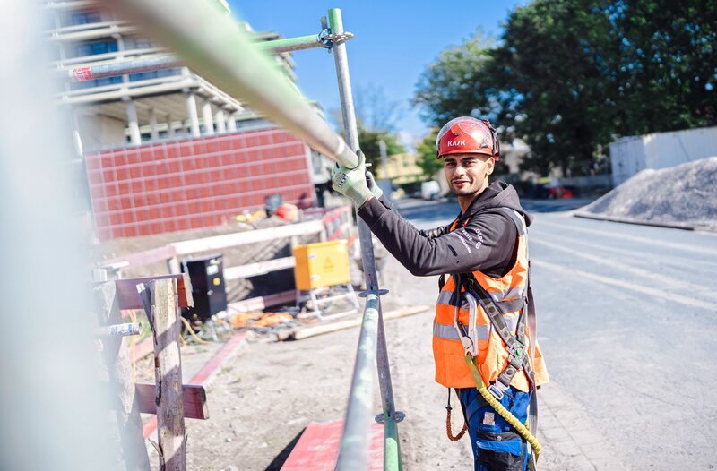 Azubi Vadzhib wird in Dortmund zum Gerüstbauer ausgebildet. – Bild: WDR/​Ben Knabe