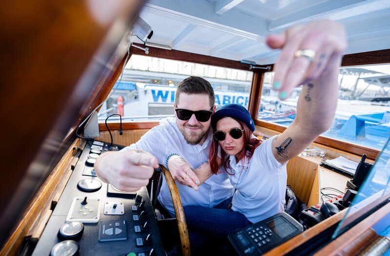 Grüße von Bord! Ausbilder Sven und Hafenschifferin-Azubi Jacky. – Bild: WDR/​Ben Knabe