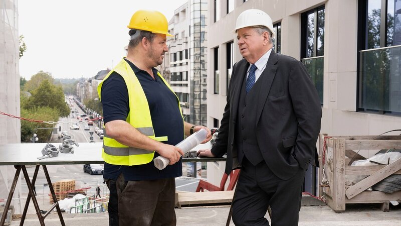 Auf der Baustelle befragt der Staatsanwalt den Bruder des Toten, v.li.: Andreas Anke als Lukas Bruch, Rainer Hunold als Bernd Reuther – Bild: SRF/​ZDF/​Andrea Enderlein