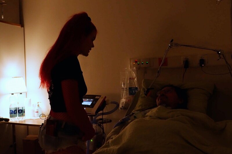 mitenand — Sexualität für Menschen mit schwerer Krankheit; In der Mathilde-Escher-Stiftung finden Menschen mit einer Muskelerkrankung nicht nur Pflege, sondern auch Nähe. – Bild: SRF1