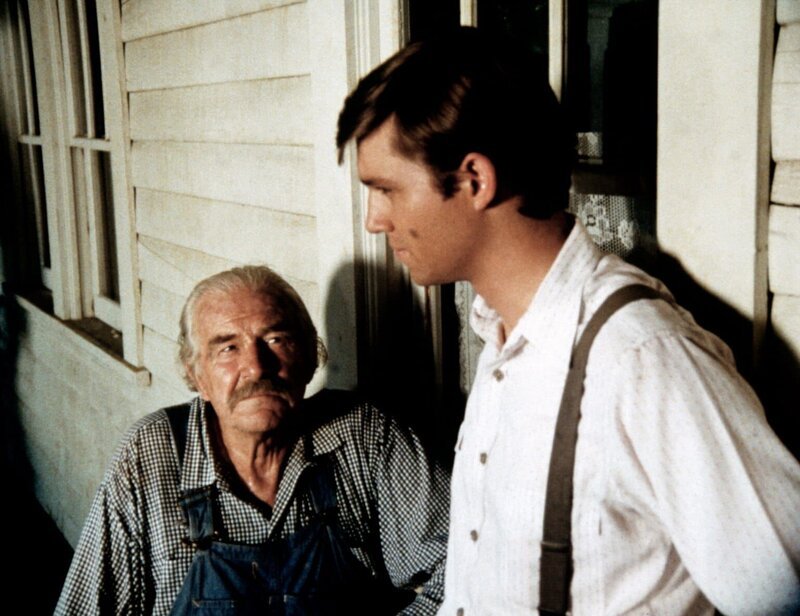 Weil er in seiner Zeitung Auszüge aus Adolf Hitlers Buch „Mein Kampf“ veröffentlicht hat, kommt es zu heftigen Angriffen auf John-Boy (Richard Thomas, r.). Er bittet seinen Großvater (Will Geer, l.) um Rat. – Bild: Sat.1 Gold