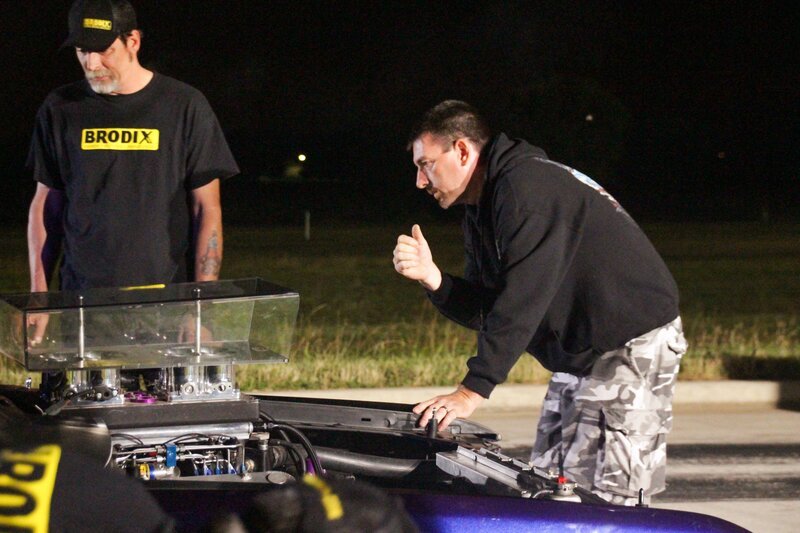 Daddy Dave looks at a car. – Bild: Discovery Channel /​ Discovery Communications