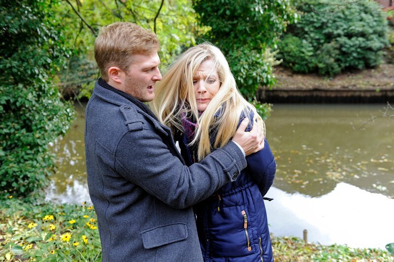 Sönke (Bo Hansen, l.) kann Jule (Kim-Sarah Brandts, r.) im letzten Moment retten. – Bild: ARD/​Nicole Manthey