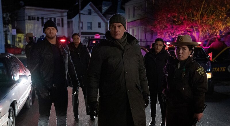 L-R: Kenny Crosby (Kellan Lutz), Sheryll Barnes (Roxy Sternberg),  Jess LaCroix (Julian McMahon) and Hana Gibson (Keisha Castle-Hughes) – Bild: Mark Schafer /​ CBS