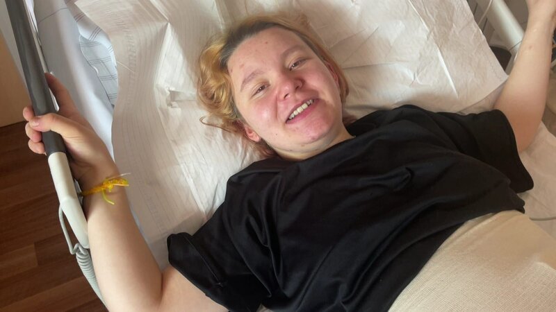 Es kündigt sich endlich der langersehnte Nachwuchs für die Dreier-WG an: Denn Lisa liegt in den Wehen und wird von Oma Petra bei der Geburt unterstützt. – Bild: RTLZWEI