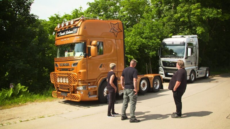 Wildblumen und Maisfelder: Dieter Lynen ist auf seiner Mallorca-Tour angetan von der Vegetation. Der Rheinländer transportiert Gartenhäuser auf die Balearen. Dabei kommen im Führerhaus schmerzliche Erinnerungen hoch. Uwe Rowold beginnt den Tag derweil mit einer „Kanisterwäsche“. Der „Asphalt Cowboy“ ist seit 40 Jahren im Fernverkehr unterwegs. Aber in der Lombardei lernt Uwe einen Kollegen mit noch mehr Berufserfahrung kennen. Und Daniel Schewe hofft nach einem schweren Unfall auf bessere Zeiten. Der Spediteur nimmt eine neue Zugmaschine in Empfang. – Bild: DMAX
