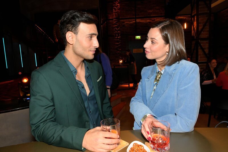 Matilda (Anna-Katharina Fecher) versucht ihre Eifersucht vor Nihat (Timur Ülker) zu verbergen. – Bild: RTL /​ Rolf Baumgartner