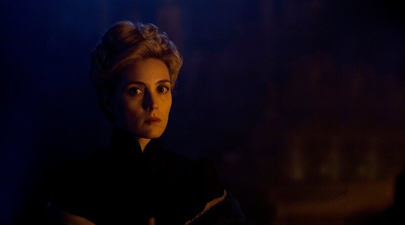 Meg Steinheil (Evelyne Brochu) – Bild: WDR/​2020 CANAL+/​Création Originale/​Studiocanal GmbH