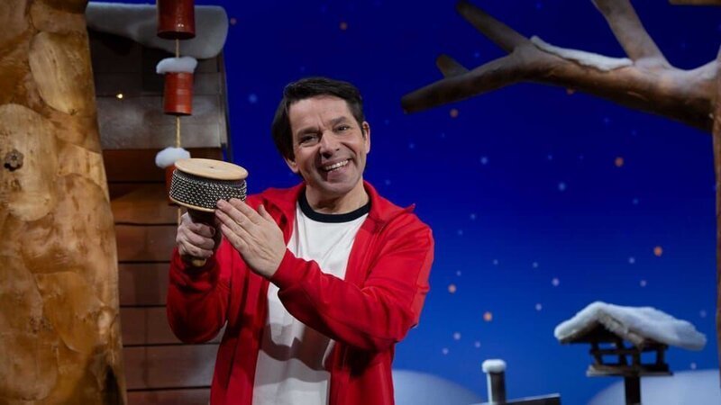 Juri stellt ein neues Instrument vor: die Cabasa. – Bild: KiKA