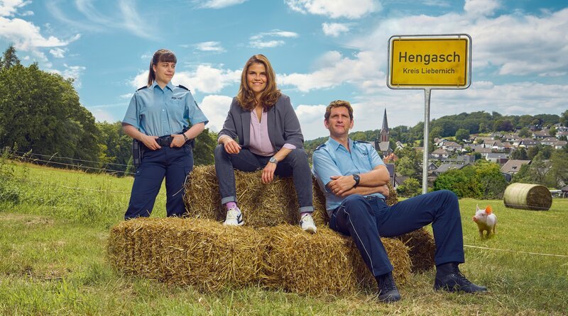 ARD MORD MIT AUSSICHT V. Staffel mit 13 neuen Folgen ab (16.04.24), immer dienstags um 20:15 Uhr im Ersten. Die Folgen 1 bis 7 ab (16.04.24) in der ARD Mediathek. Den erfolgreichen Neustart von „Mord mit Aussicht“ vor zwei Jahren hat die schöne Aussicht begleitet, dass die Serie ihre vielen Fans bei Gelingen fortan regelmäßiger und mit höherer Schlagzahl erreichen soll. Im April 2024 erfüllt sich diese Perspektive mit der 5. Staffel und 13 brandneuen Geschichten aus Hengasch, am Dienstagabend im Ersten und natürlich in der ARD Mediathek. Im Bild v.l.n.r. Marie Gabler (Katharina Wackernagel), Heino Fuss (Sebastian Schwarz), Jenny Dickel (Eva Bühnen). © ARD/​Frank Dicks, honorarfrei – Verwendung gemäß der AGB im engen inhaltlichen, redaktionellen Zusammenhang mit genannter ARD-Sendung und bei Nennung „Bild: ARD/​Frank Dicks“ (S2+). ARD-Programmdirektion/​Bildredaktion, pressefoto.daserste@ard.de – Bild: ARD/​Frank Dicks /​ ARD-Programmdirektion