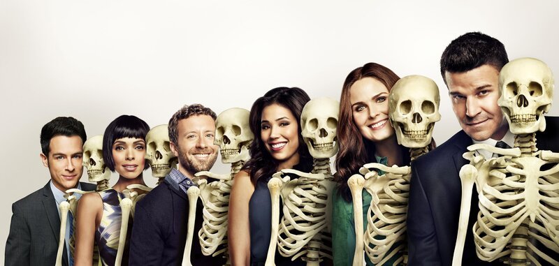 V.l.: Aubrey (John Boyd), Dr. Camille Saroyan (Tamara Taylor), Dr. Jack Hodgins (T.J. Thyne), Angela Montenegro (Michaela Conlin), Dr. Temperance Brennan (Emily Deschanel), Seeley Booth (David Boreanaz) – Bild: ATV2