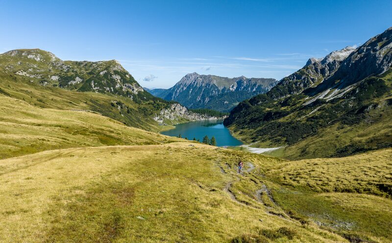 Profi-Skibergsteigerin Johanna Hiemer und Lukas Hiemer bei einer Wanderung während ServusTV’s „Bergwelten: Österreichs Bergseen – Eine sportliche Reise durchs Land“ bei dem Tappenkarsee in den Radstädter Tauern, Salzburg, Österreich am 02. September 2022. – Bild: Eduardo Gellner /​ ServusTV /​ edge pictures