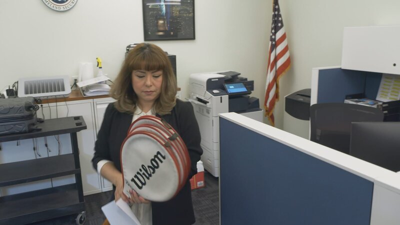 Julie läuft mit drei Wilson-Tennisschlägern. – Bild: National Geographic