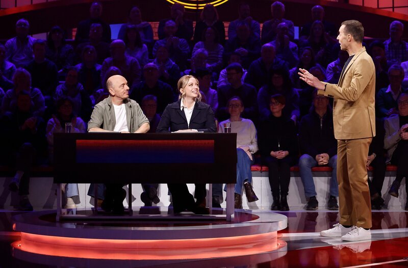 Moderator Kai Pflaume (r.), sein Rateteam-Kapitän Bernhard Hoëcker (l.) und Köchin, Kochbuchautorin und Fernsehmoderatorin Zora Klipp (M.). – Bild: ARD/​NDR/​UFA SHOW & FACTUAL/​Morris Mac Matzen