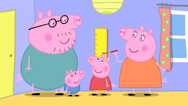 Peppa ist schon ganz schön groß. Doch einer ist noch größer: Gerald Giraffe aus der Spielgruppe. – Bild: SUPER RTL
