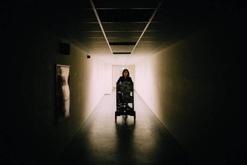 Freya Becker (Iris Berben) arbeitet seit vielen Jahren als Schreibkraft an einem Berliner Polizeiabschnitt. Tag für Tag schreibt sie die Vernehmungen zu Verbrechen mit. Sie ist Protokollantin im LKA 1, zuständig für das Vergehen am Menschen. – Bild: ZDF und Alexander Fischerkoesen