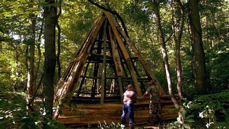 Um mehr über das „Phantom of the Forest“ herauszufinden, starten die Monster-Jäger eine Spurensuche im Wood County. – Bild: Warner Bros. Discovery