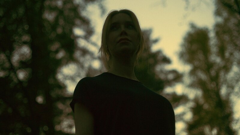 Isabel untersucht die Polizeiermittlungen und beginnt Therapie gegen Angstattacken durch Geräusche. – Bild: RTL /​ Viaplay Group