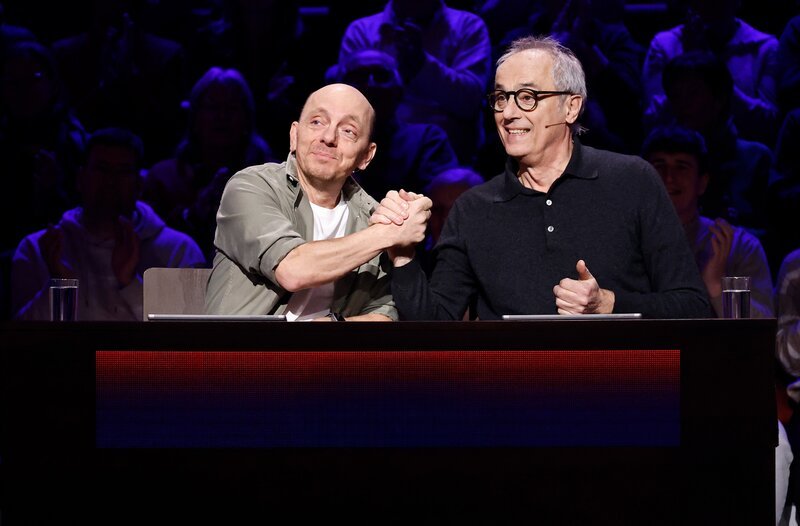 Rateteam-Kapitän Bernhard Hoëcker (l.) mit Koch, Fernsehkoch und Kochbuchautor Christian Rach (r.). – Bild: ARD/​NDR/​UFA SHOW & FACTUAL/​Morris Mac Matzen