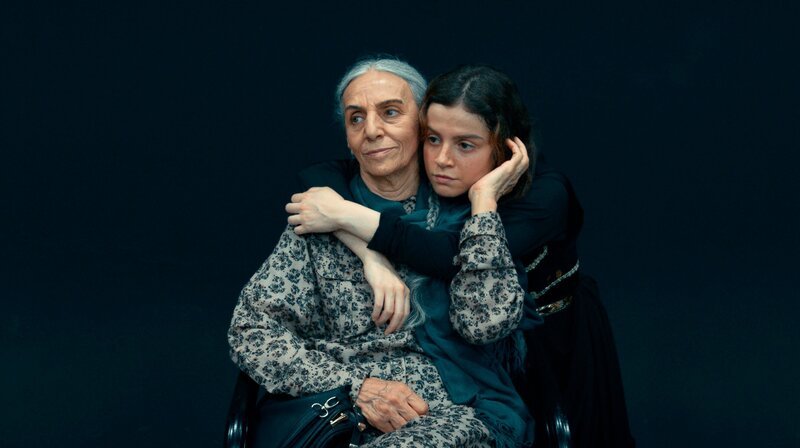 Tarlan (Maryam Boubani) lauscht nachdenklich einer Erklärung zum Tanz, zusammen mit Zaras Tochter Ghazal (Ghazal Shojaei). – Bild: NDR/​ArtHood Films