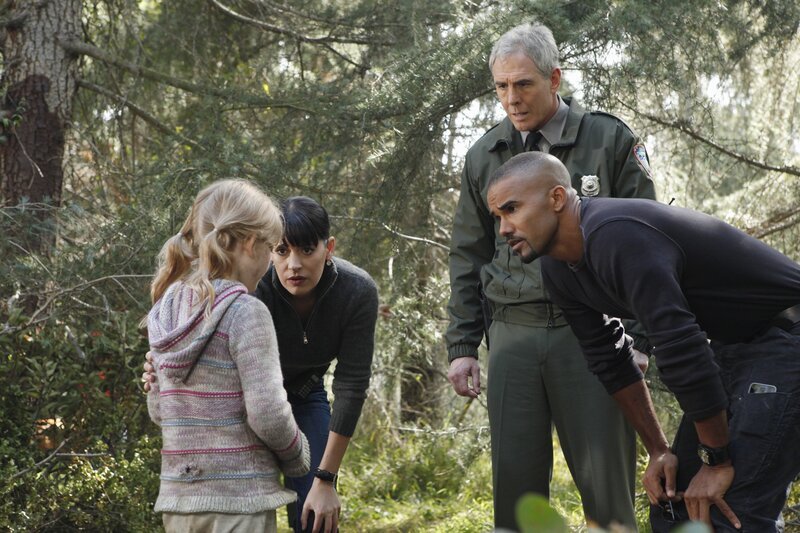 Die kleine Ana (Emily Alyn Lind, l.) konnte ihrem Entführer entkommen. Prentiss (Paget Brewster, 2.v.l.), Morgan (Shemar Moore, r.) und Ranger Walter Turner (John Laughlin, 2.v.r.) machen sich sofort auf die Suche nach ihrem Bruder – der noch in der Gewalt des Entführers ist … – Bild: 2010 American Broadcasting Companies, Inc. All rights reserved. /​ Jordin Althaus Lizenzbild frei