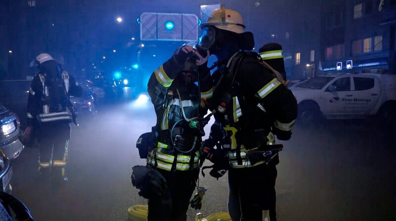Brand in einem Mehrfamilienhaus: ein Einsatz für die Feuerwehr Wiesbaden. – Bild: HR