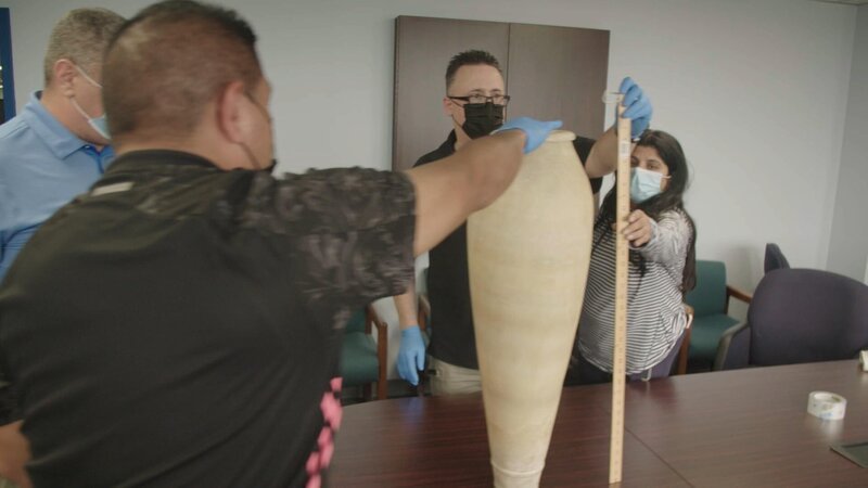 Officer Acevedo und sein Team messen die Länge einer altägyptischen Alabaster-Vase, die in einer Lieferung gefunden wurde. (National Geographic) – Bild: 2022 NGC NETWORK US, LLC  All Rights Reserved Lizenzbild frei