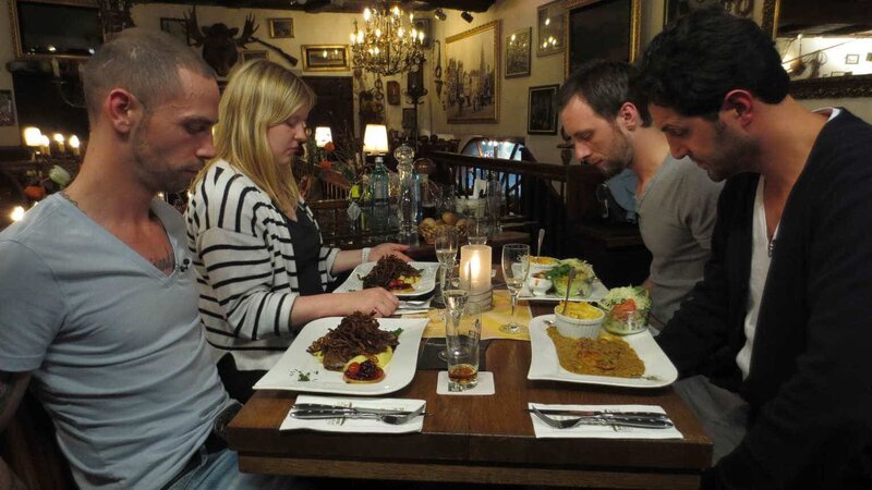 Bei „Mein Lokal, Dein Lokal – Wo schmeckt’s am besten?“ treten in jeder Woche fünf Restaurantchefs aus einer Stadt gegeneinander an. Vier von ihnen testen den Fünften als ganz normale Gäste und bestellen im laufenden Betrieb à la carte – eine echte Herausforderung für die Profis … – Bild: kabel eins