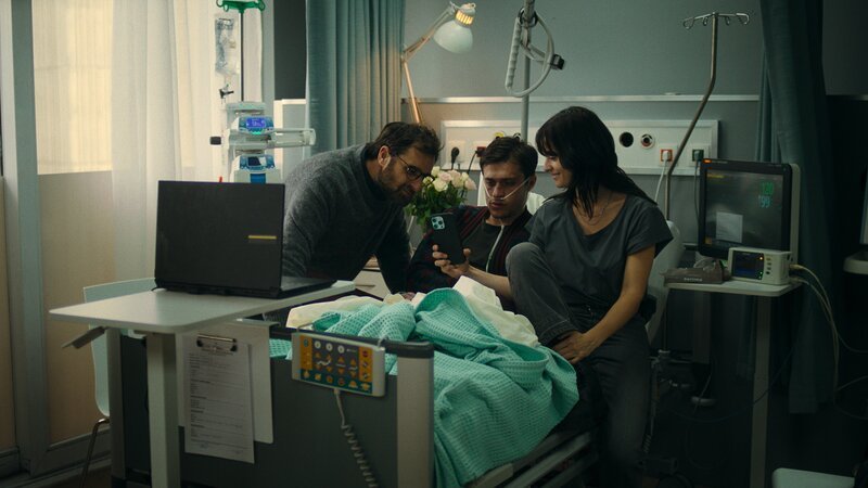 Von Amsterdam aus unterstützen Etienne (Grégory Montel, l.), Lucas (Gijs Blom, M.) und Delia (Céline Buckens, r.) ihren Kollegen Aaron bei dessen Recherchen im Osten Russlands. – Bild: Submarine /​ ZDF