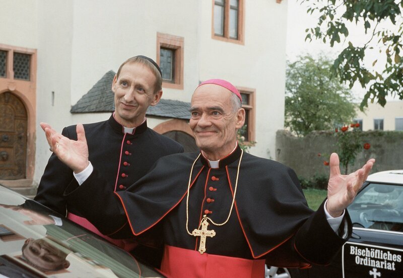 ARD PFARRER BRAUN: ADEL VERNICHTET, Deutschland, Regie Dirk Regel. Bischof Hemmelrath (Hans-Michael Rehberg, re.) und Priester Myhlich (Gilbert von Sohlern). – Bild: ARD Degeto/​Andrea Enderlein