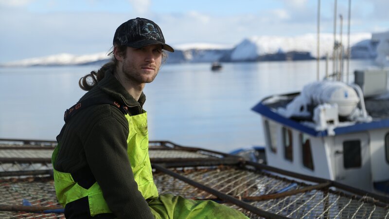 Crew member from the NorthwesternIt’s the deadliest job on earth: crab fishing off the Alaska coast on the icy Bering Sea, home of the most violent waters on earth. During the five-day season, a handful of adventurers will battle Arctic weather, brutal waves, and a ticking clock for a chance at big money in this modern day gold rush. – Bild: Discovery Communications