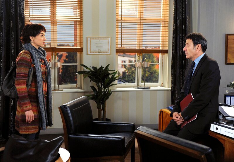 Merle (Anja Franke, l.) will auf die Freundschaft zu Gunter (Hermann Toelcke, r.) nicht verzichten, aber der braucht erstmal Abstand zum Nachdenken. – Bild: ARD/​Nicole Manthey